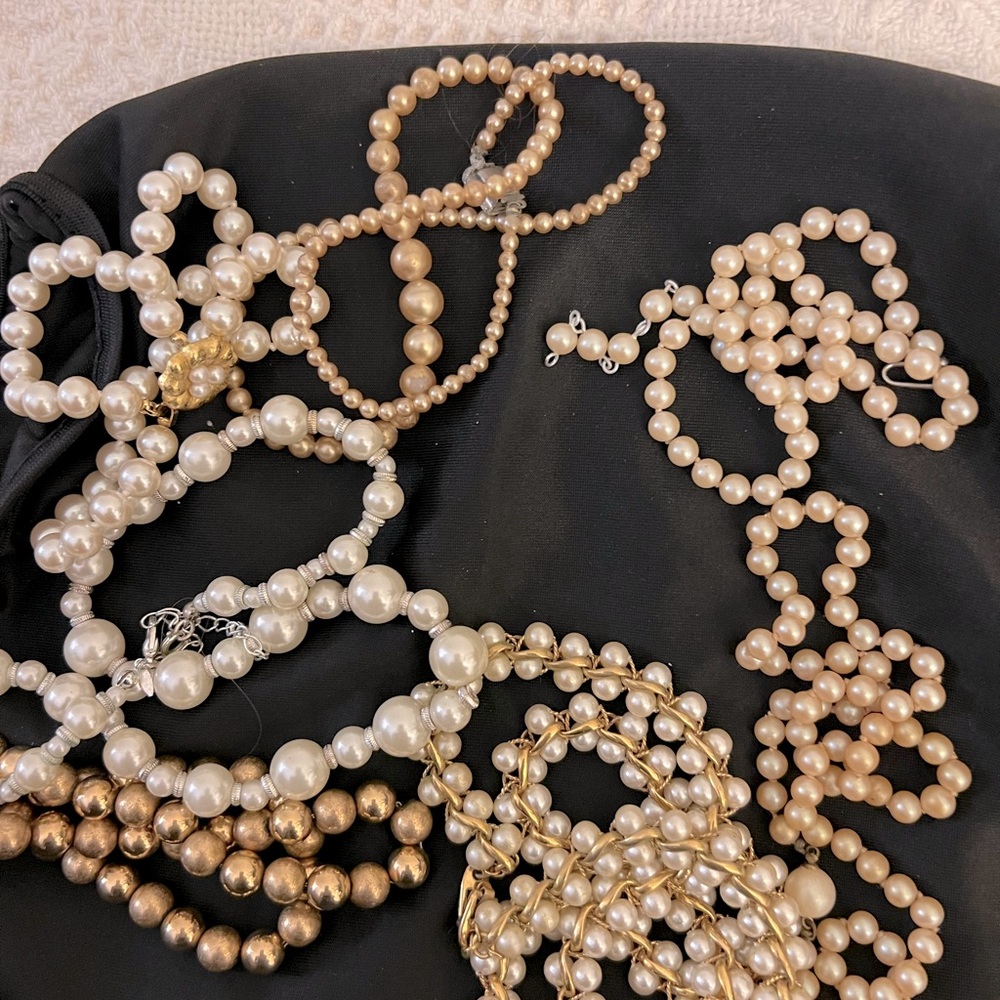 Beautiful faux peal’s necklace and bracelet